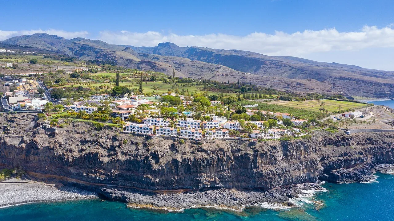 Qué ver en Alajeró: Acantilados, Playas y Tradición en el Corazón del Sur Imagen destacada: Qué ver en Alajeró: Acantilados, Playas y Tradición en el Corazón del Sur