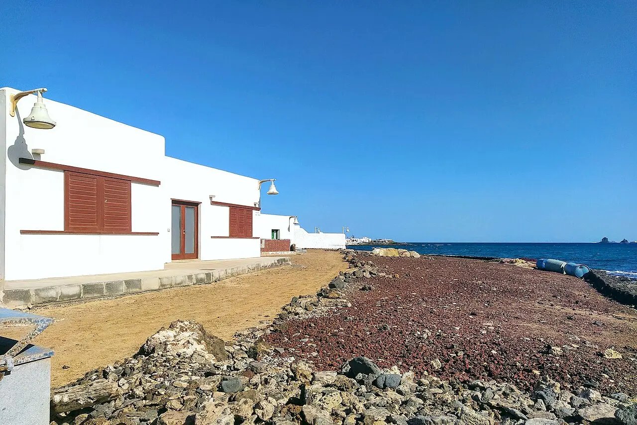 Imagen destacada del artículo: Dónde Dormir en La Graciosa: Apartamentos, Casas y Camping