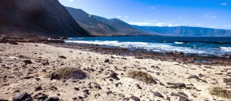 Imagen destacada para el artículo: Arenas Blancas: La 'playa imposible' de El Hierro
