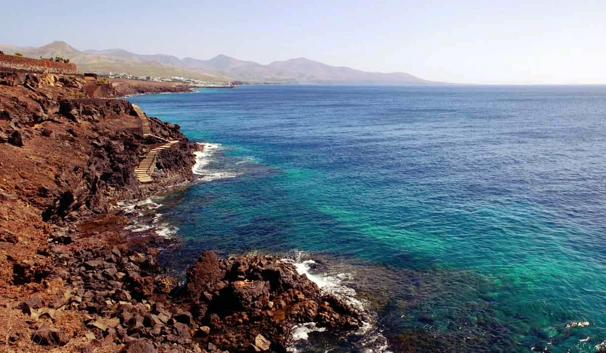 Imagen destacada del artículo: Playa Barranco del Quíquere: El Refugio Nudista que Debes Conocer en Lanzarote