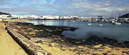 Caleta de Sebo: Tu primer abrazo en La Graciosa Imagen destacada para el artículo: Caleta de Sebo: Tu primer abrazo en La Graciosa