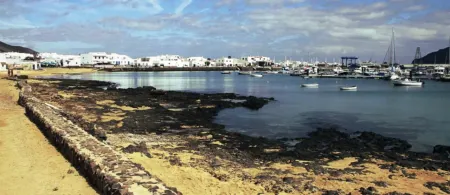 Imagen destacada para el artículo: Caleta de Sebo: Tu primer abrazo en La Graciosa