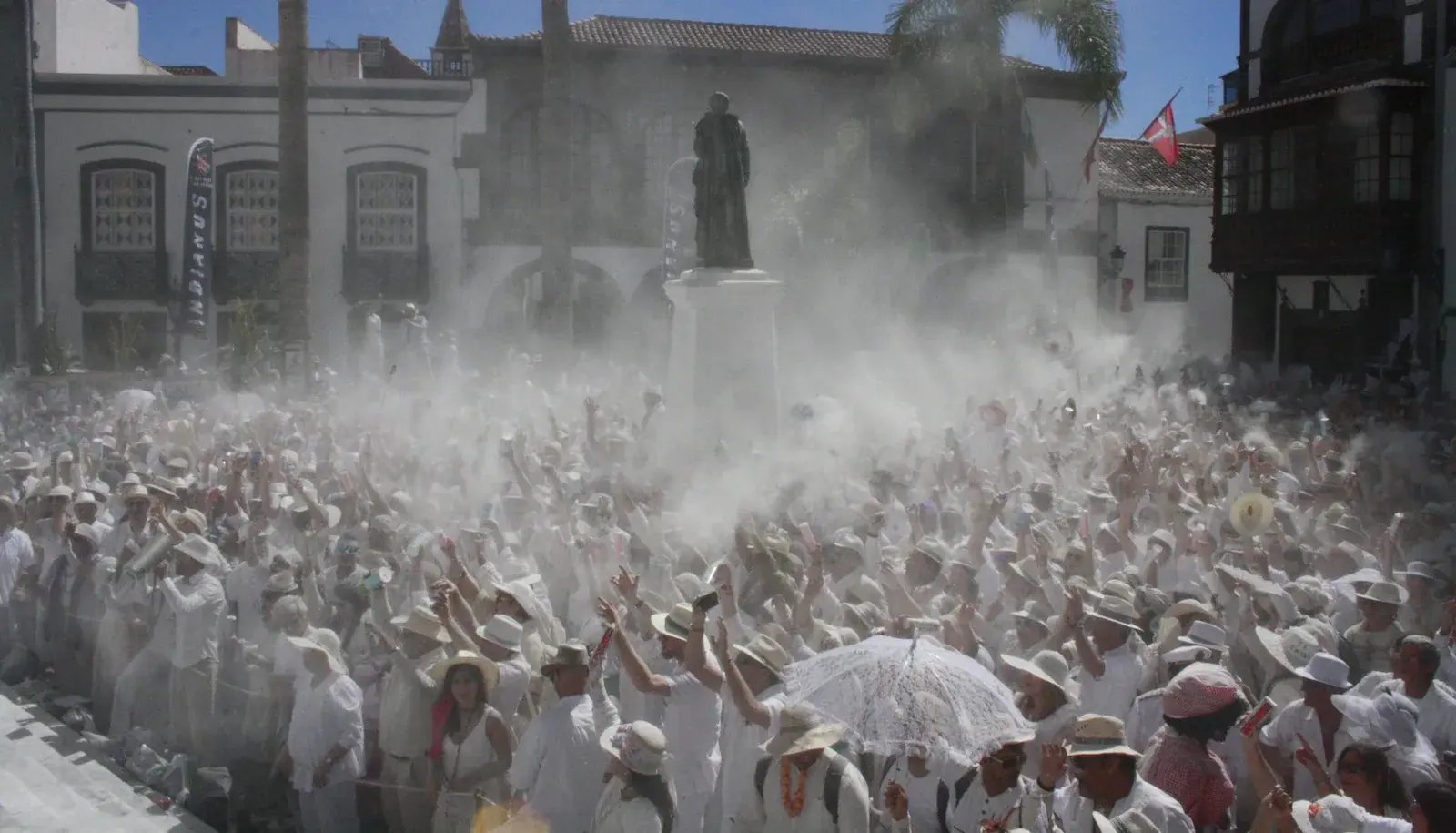 Carnaval de Los Indianos: Un Mar de Talco y Tradición en La Palma Imagen destacada del artículo: Carnaval de Los Indianos: Un Mar de Talco y Tradición en La Palma