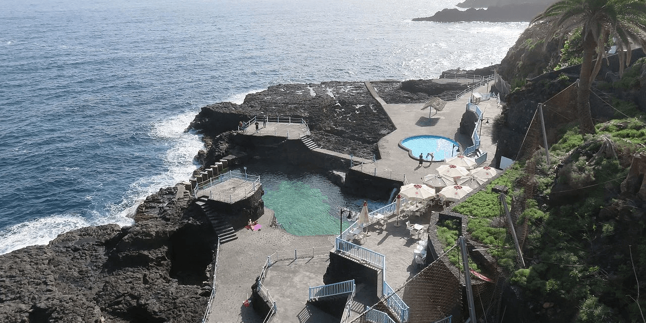 Imagen destacada del artículo: Playa El Charco Azul: Piscinas Naturales de Ensueño en San Andrés y Sauces