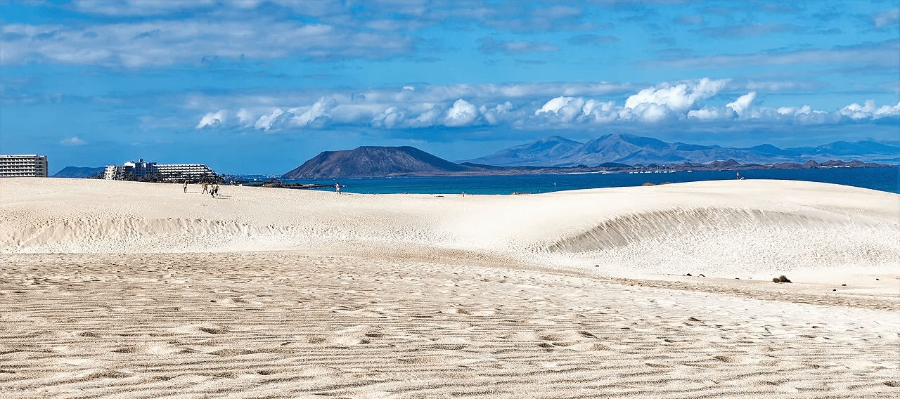 Imagen destacada del artículo: Qué ver en Corralejo: El Encanto Majorero entre Dunas Doradas y Mar Turquesa