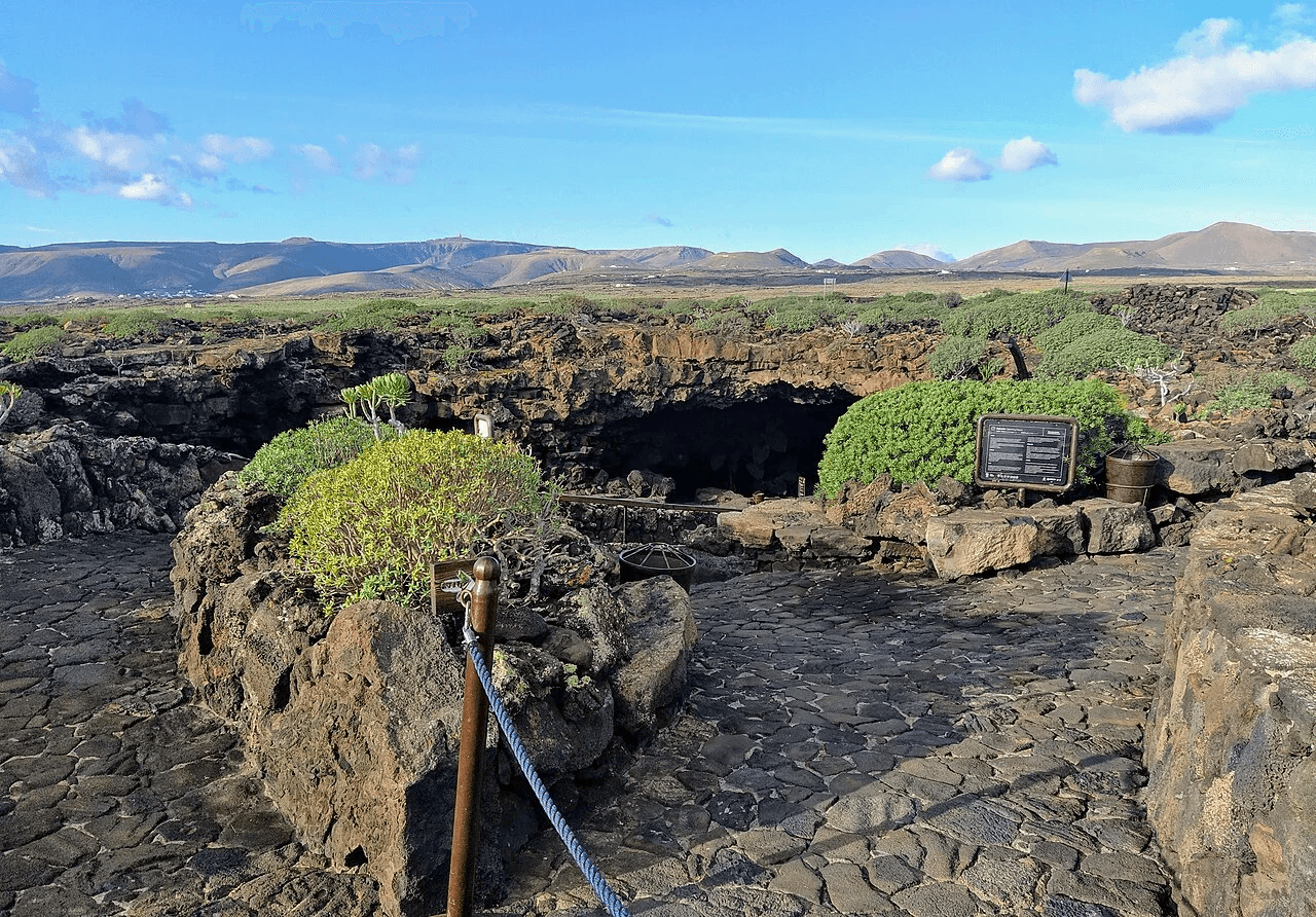 Imagen destacada del artículo: Descubre la Cueva de los Verdes: Un Mágico Viaje al Corazón Volcánico de Lanzarote