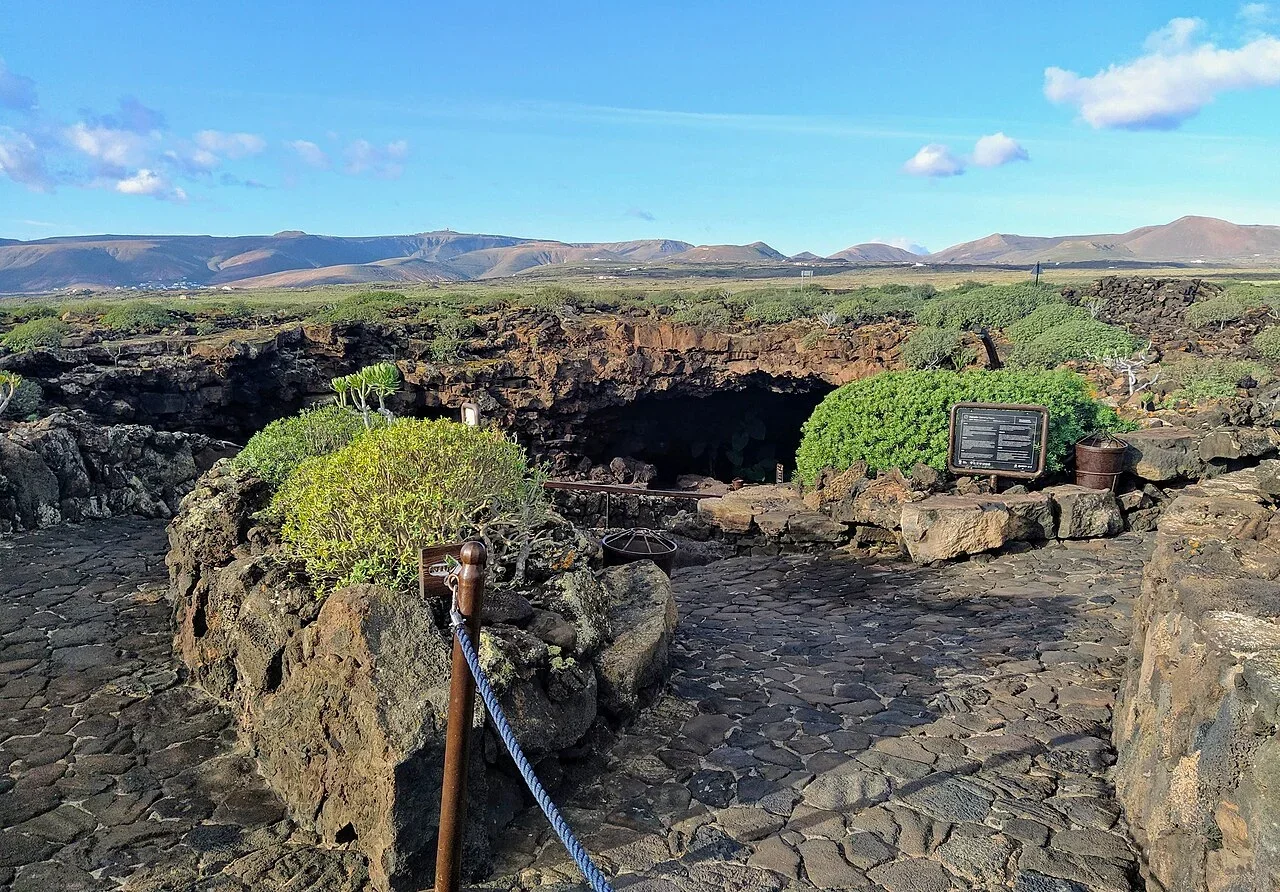 Descubre la Cueva de los Verdes: Un Mágico Viaje al Corazón Volcánico de Lanzarote Imagen destacada: Descubre la Cueva de los Verdes: Un Mágico Viaje al Corazón Volcánico de Lanzarote