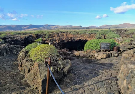 Imagen destacada para el artículo: Descubre la Cueva de los Verdes: Un Mágico Viaje al Corazón Volcánico de Lanzarote