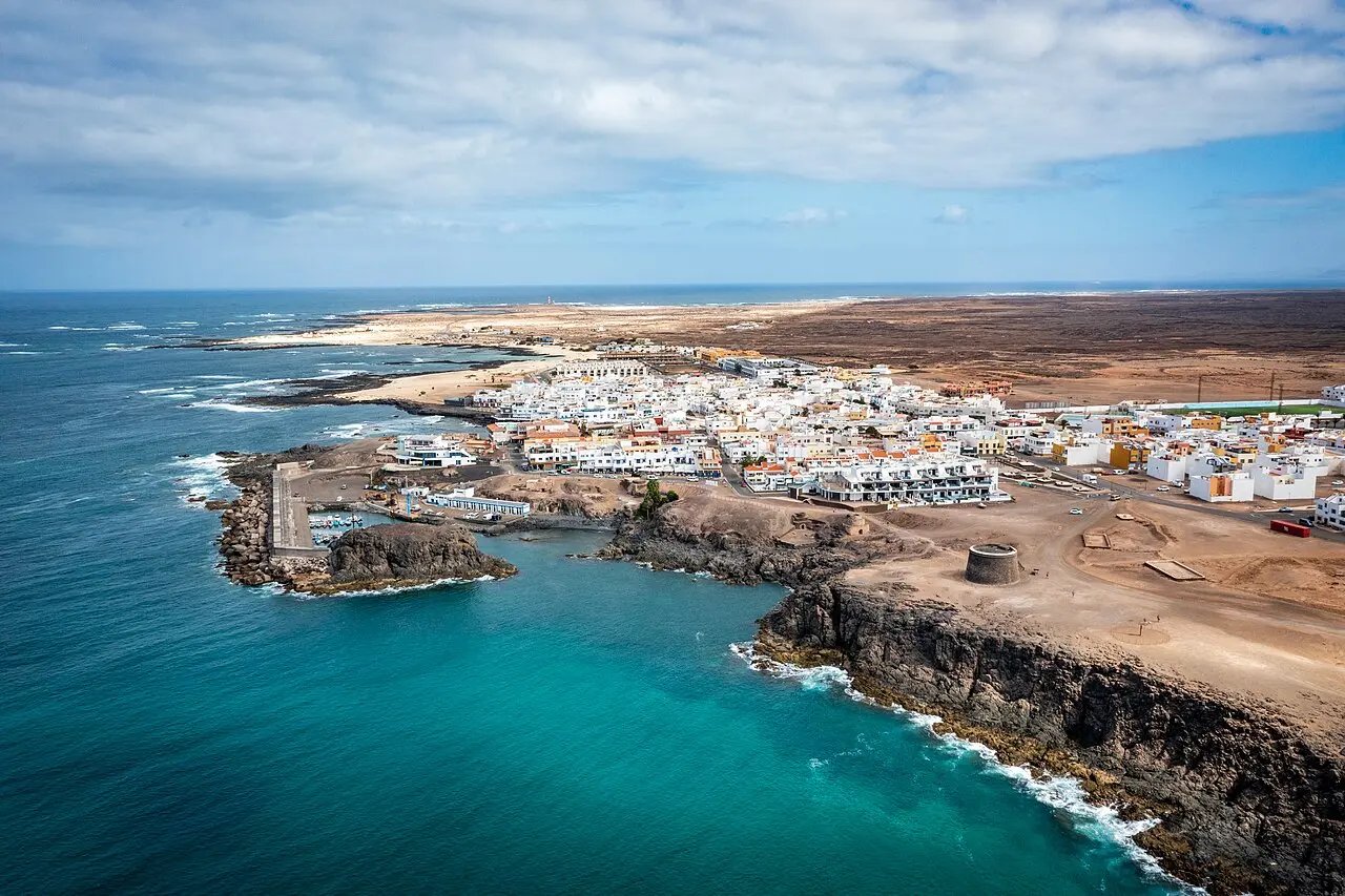 Qué ver en El Cotillo: Un Mar de Encantos por Descubrir (Playas, Atardeceres y Esencia Majorera) Imagen destacada del artículo: Qué ver en El Cotillo: Un Mar de Encantos por Descubrir (Playas, Atardeceres y Esencia Majorera)