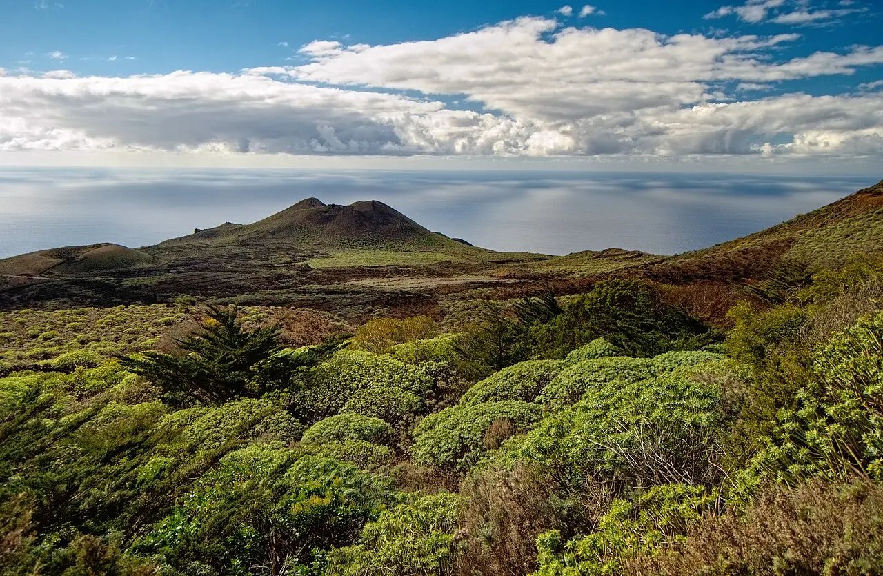 El Hierro: Descubriendo la Esencia de la Isla del Meridiano Imagen destacada del artículo: El Hierro: Descubriendo la Esencia de la Isla del Meridiano