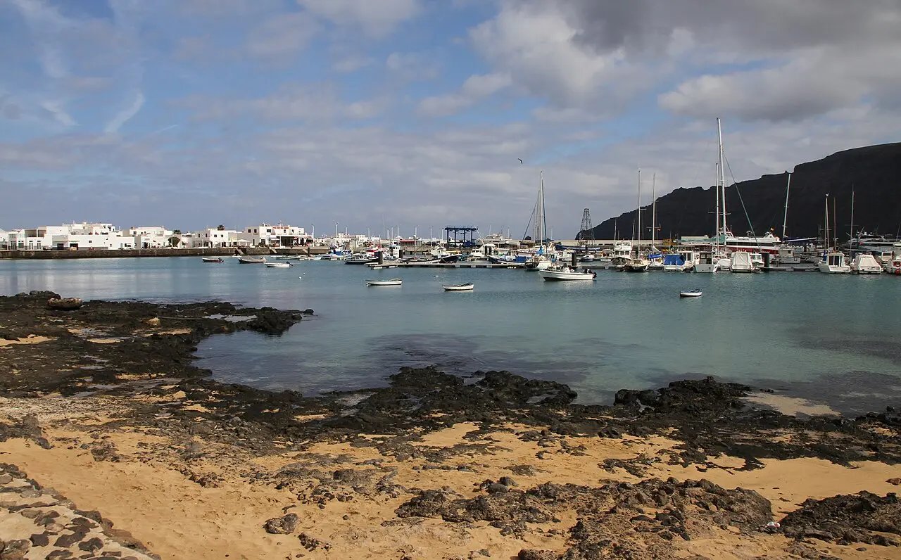 Qué Ver en La Graciosa: Descubre la Octava Isla Canaria Imagen destacada del artículo: Qué Ver en La Graciosa: Descubre la Octava Isla Canaria