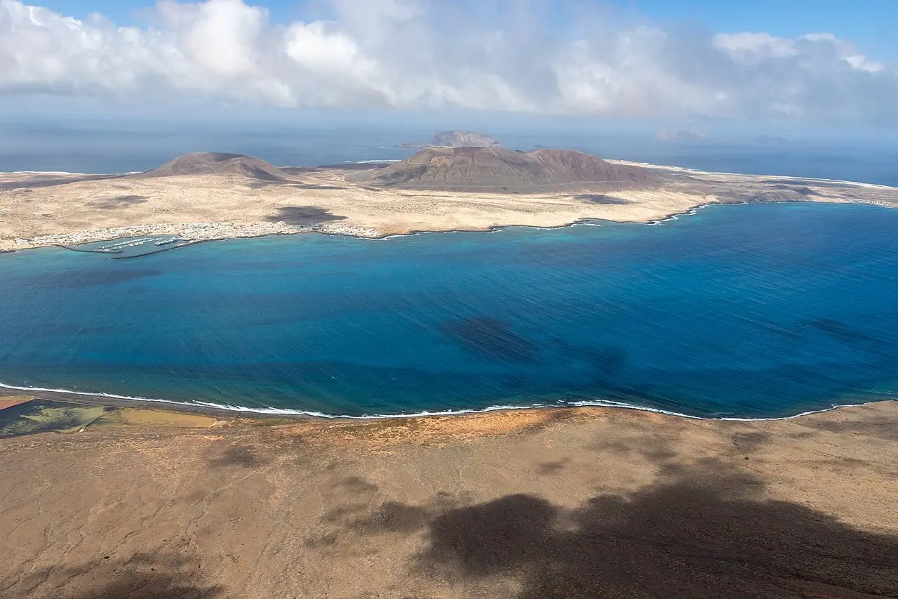 Mirador del Río: La Ventana Mágica de Lanzarote al Archipiélago Chinijo Imagen destacada del artículo: Mirador del Río: La Ventana Mágica de Lanzarote al Archipiélago Chinijo