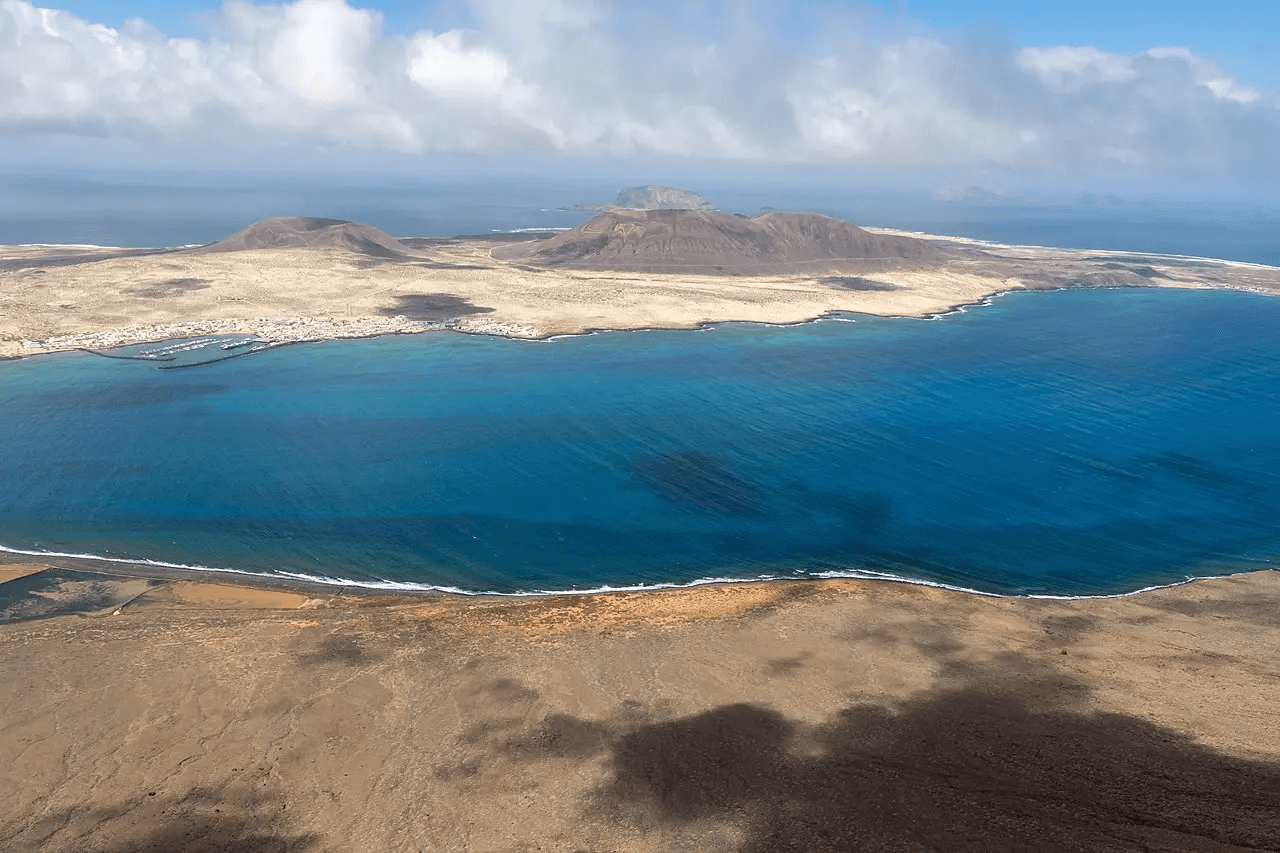 Imagen destacada del artículo: Mirador del Río: La Ventana Mágica de Lanzarote al Archipiélago Chinijo