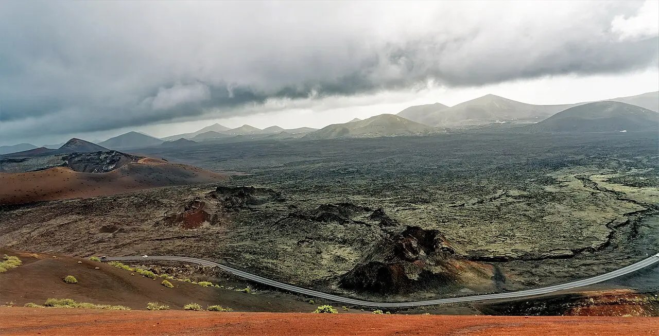 Lanzarote: Un Viaje Sensorial por la Isla de Fuego y Arte Imagen destacada del artículo: Lanzarote: Un Viaje Sensorial por la Isla de Fuego y Arte