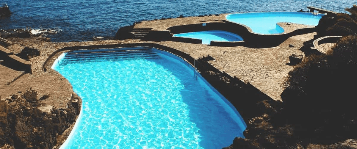 Imagen destacada del artículo: Piscinas Naturales de La Caleta: Un Chapuzón en la Historia Volcánica