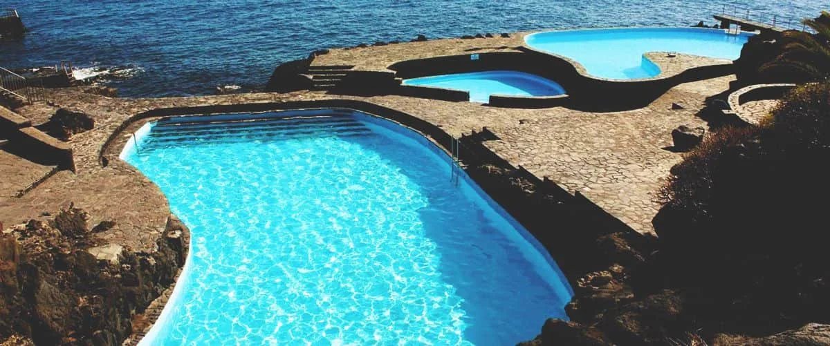 Imagen destacada del artículo: Piscinas Naturales de La Caleta: Un Chapuzón en la Historia Volcánica