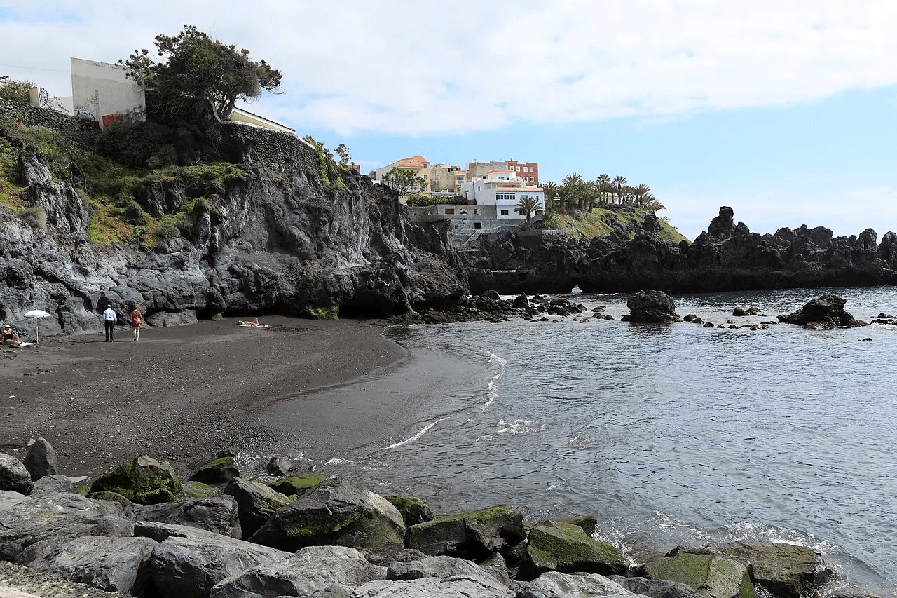 Imagen destacada del artículo: Playa de Alcalá: el secreto está en el pescado y el sol