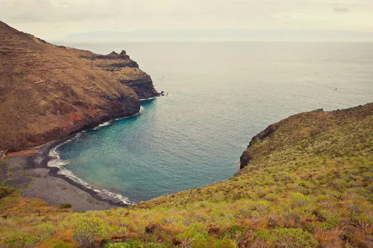 Arena oscura y callaos de la Playa de Avalos, La Gomera