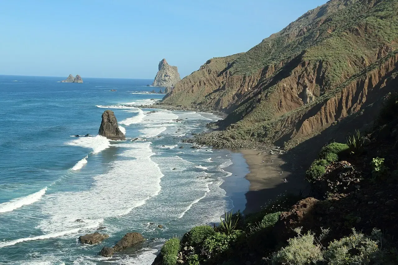 Imagen destacada para el artículo: Playa de Benijo: Donde el mar manda y tú solo puedes escuchar