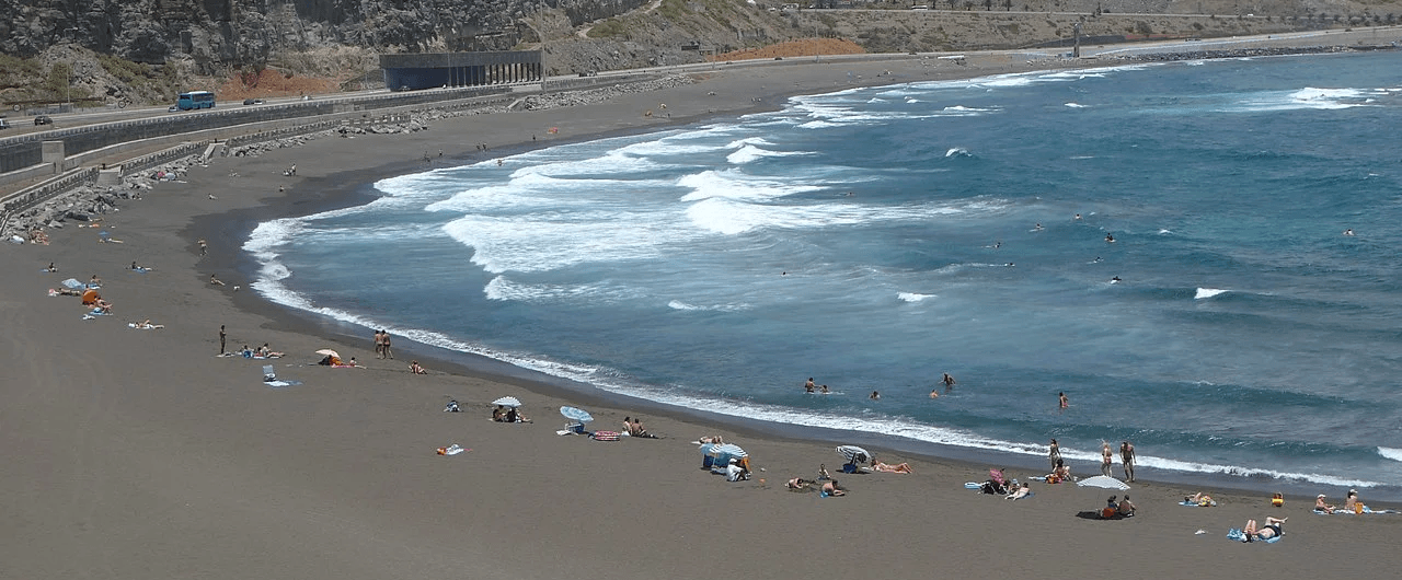 Imagen destacada del artículo: Playa de La Laja: Arena Volcánica y Olas para Surfear a las Puertas de la Capital