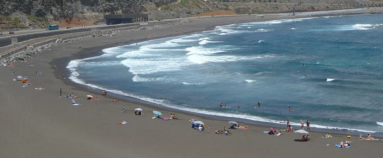 Playa de La Laja: Arena Volcánica y Olas para Surfear a las Puertas de la Capital Imagen destacada del artículo: Playa de La Laja: Arena Volcánica y Olas para Surfear a las Puertas de la Capital