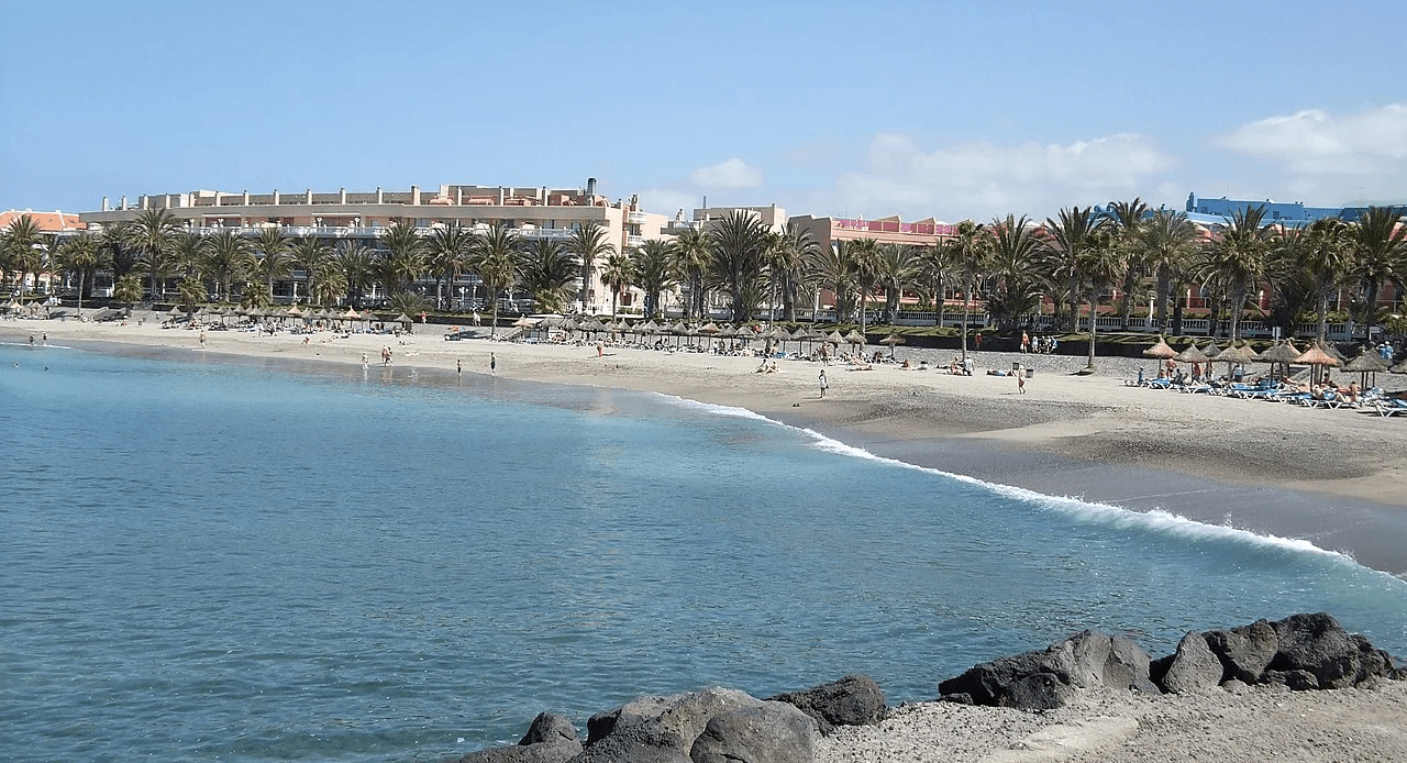 Imagen destacada del artículo: Playa de Las Américas: Sol, Arena y Diversión en el Corazón de Arona