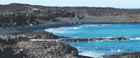 Imagen destacada para el artículo: Playa de Las Malvas: Un Refugio Volcánico en la Costa Salvaje de Lanzarote