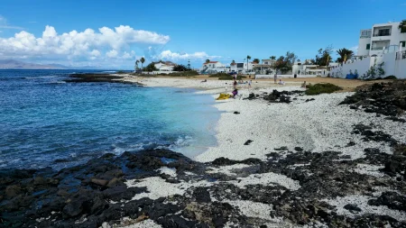 Imagen destacada para el artículo: Playa de los Verilitos: Un Paraíso de Calma en el Norte de Fuerteventura