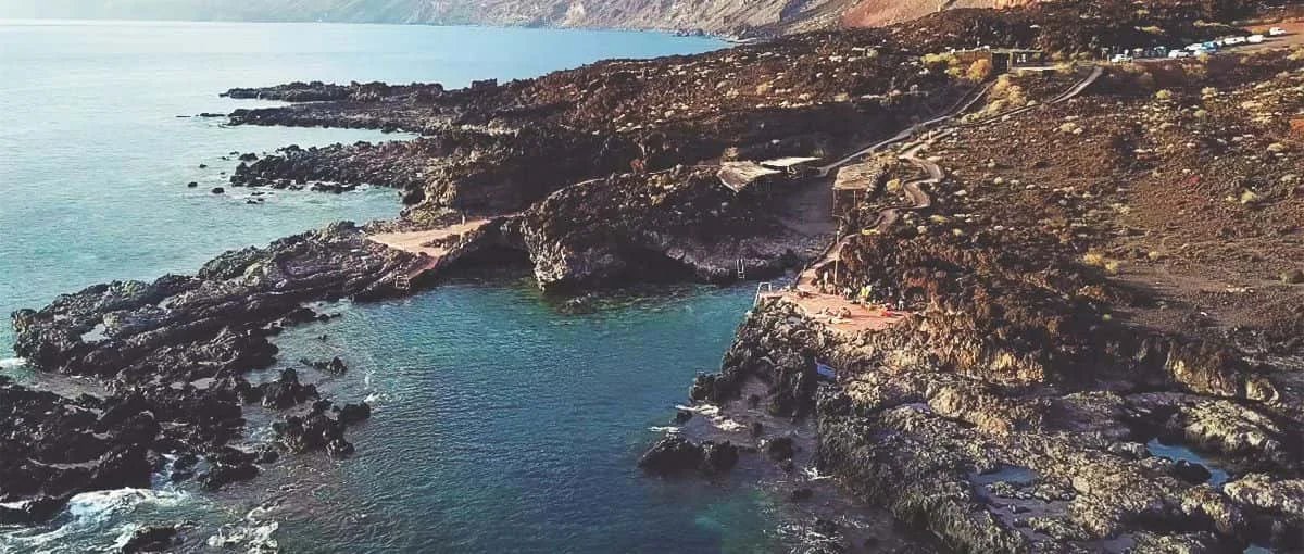 Imagen destacada del artículo: Playa de Tacorón: Un Paraíso de Aguas Cristalinas en el Mar de las Calmas