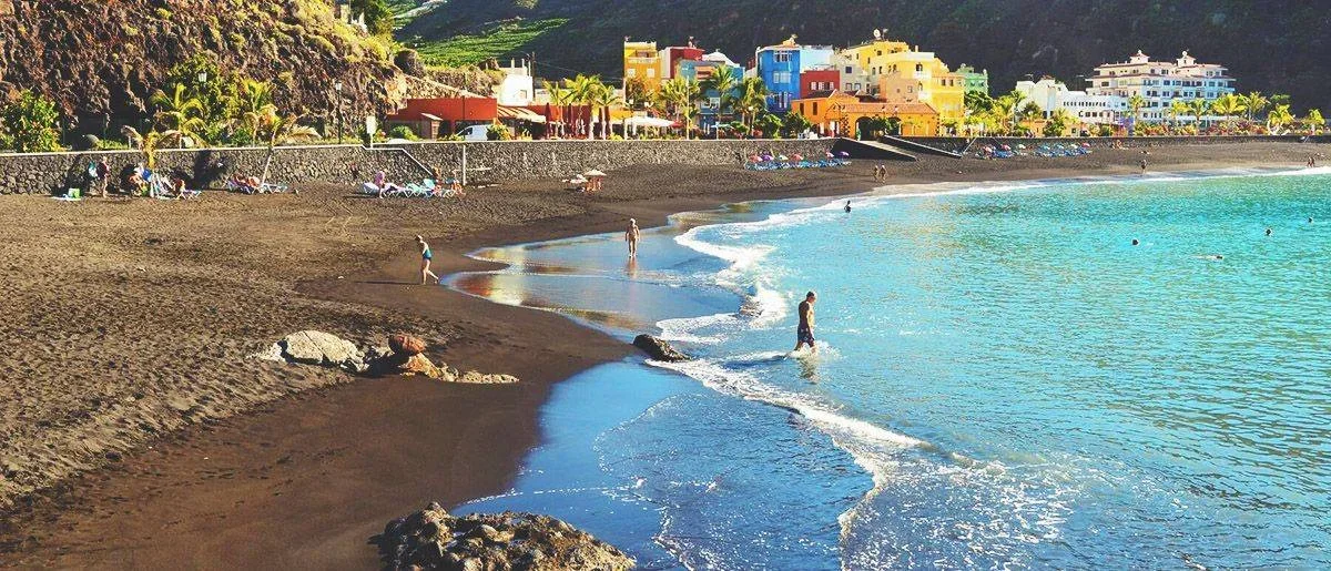 Playa de Tazacorte: Un Oasis de Arena Negra con Sabor Marinero Imagen destacada: Playa de Tazacorte: Un Oasis de Arena Negra con Sabor Marinero