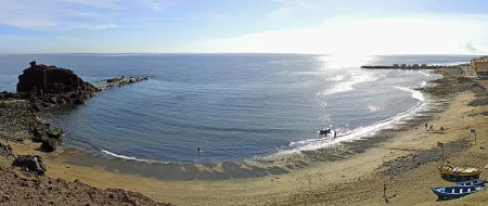 Playa El Burrero: El encanto salvaje del viento en Gran Canaria Imagen destacada para el artículo: Playa El Burrero: El encanto salvaje del viento en Gran Canaria