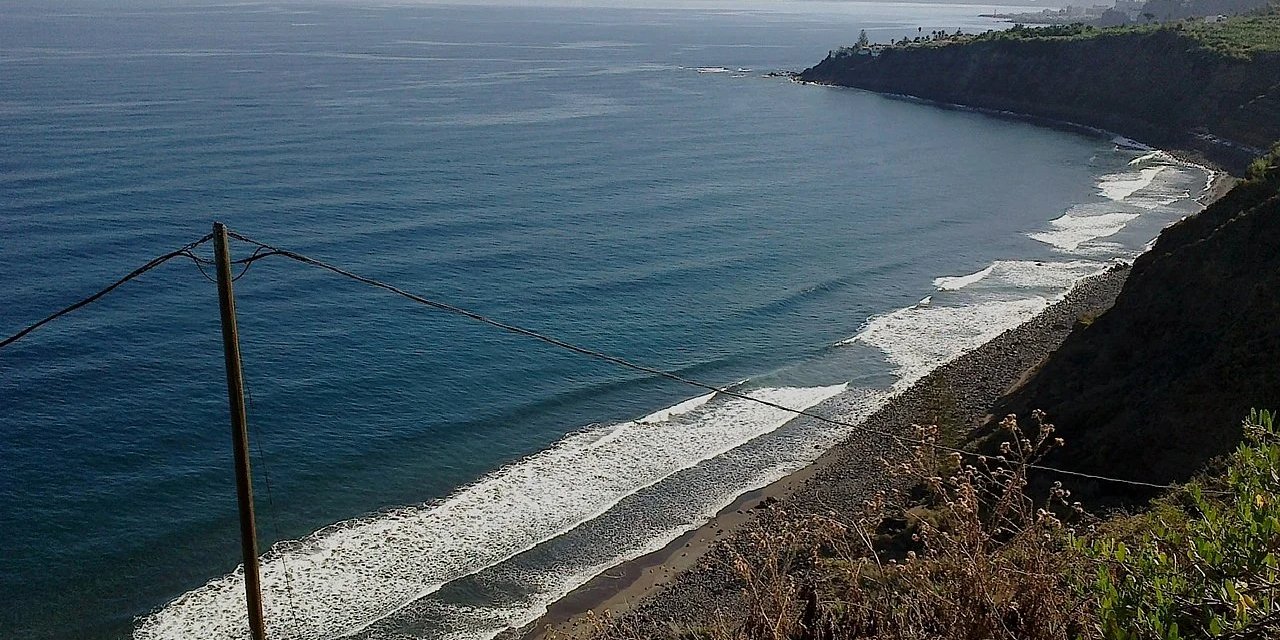 Playa de El Socorro: Paraíso del Surf y la Naturaleza Imagen destacada del artículo: Playa de El Socorro: Paraíso del Surf y la Naturaleza