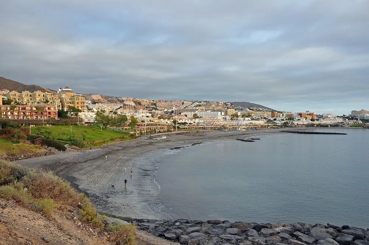 Imagen destacada del artículo: Playa de Fañabé: La playa en Tenerife donde descansas de verdad