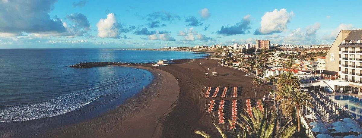 Imagen destacada del artículo: Playa de Las Burras: Arena Volcánica, Aguas Tranquilas y el Encanto del Sur de Gran Canaria