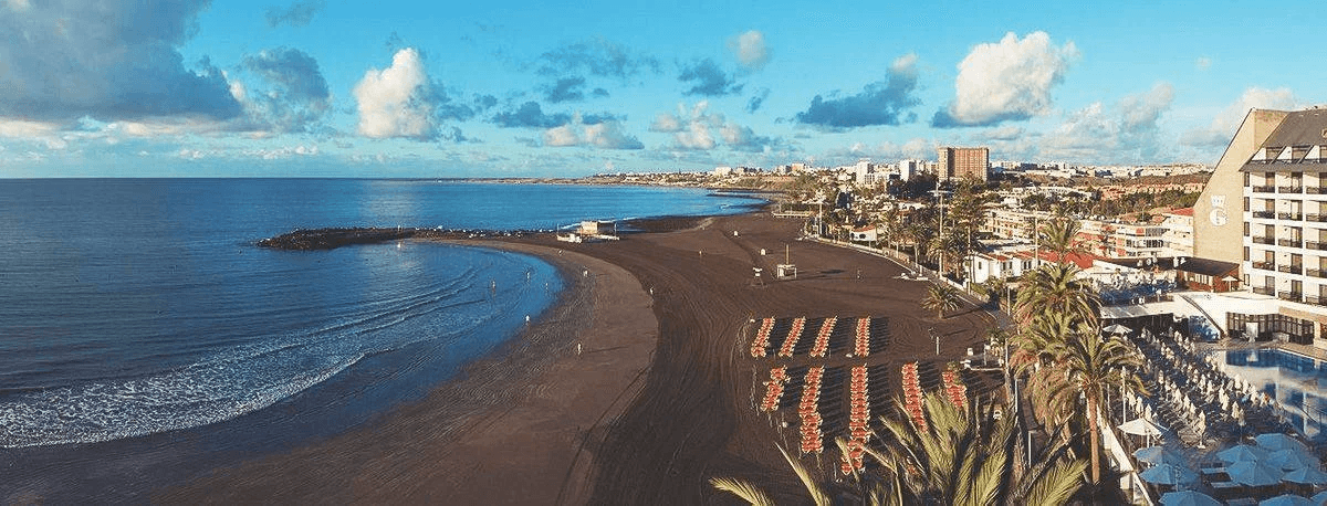 Imagen destacada del artículo: Playa de Las Burras: Arena Volcánica, Aguas Tranquilas y el Encanto del Sur de Gran Canaria