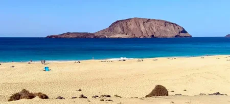 Playa de las Conchas: Esa Playa Salvaje que te Cambiará la Mirada Imagen destacada para el artículo: Playa de las Conchas: Esa Playa Salvaje que te Cambiará la Mirada