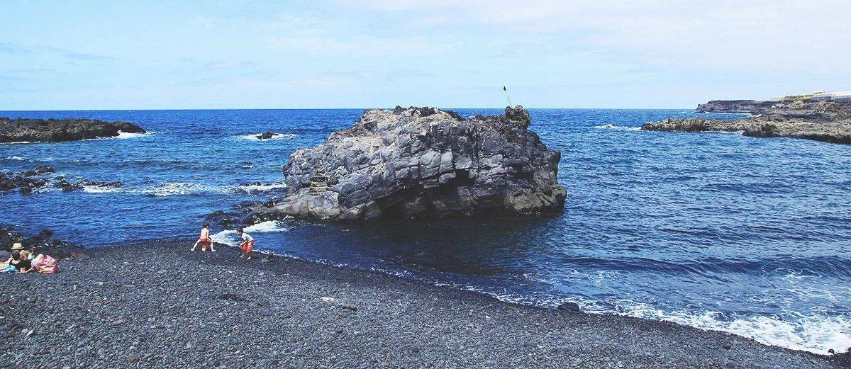 Imagen destacada del artículo: Playa Puntalarga: Un Rincón Volcánico en la Palma para Disfrutar en Familia