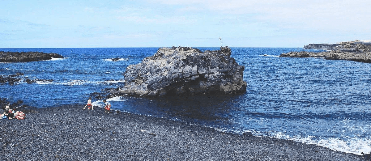 Imagen destacada del artículo: Playa Puntalarga: Un Rincón Volcánico en la Palma para Disfrutar en Familia