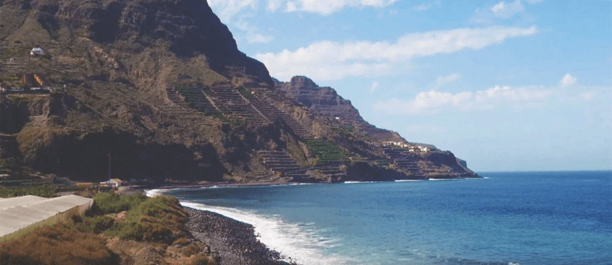 Imagen destacada del artículo: Playa de Santa Catalina: Arena Volcánica, Atardeceres Mágicos y la Esencia de La Gomera