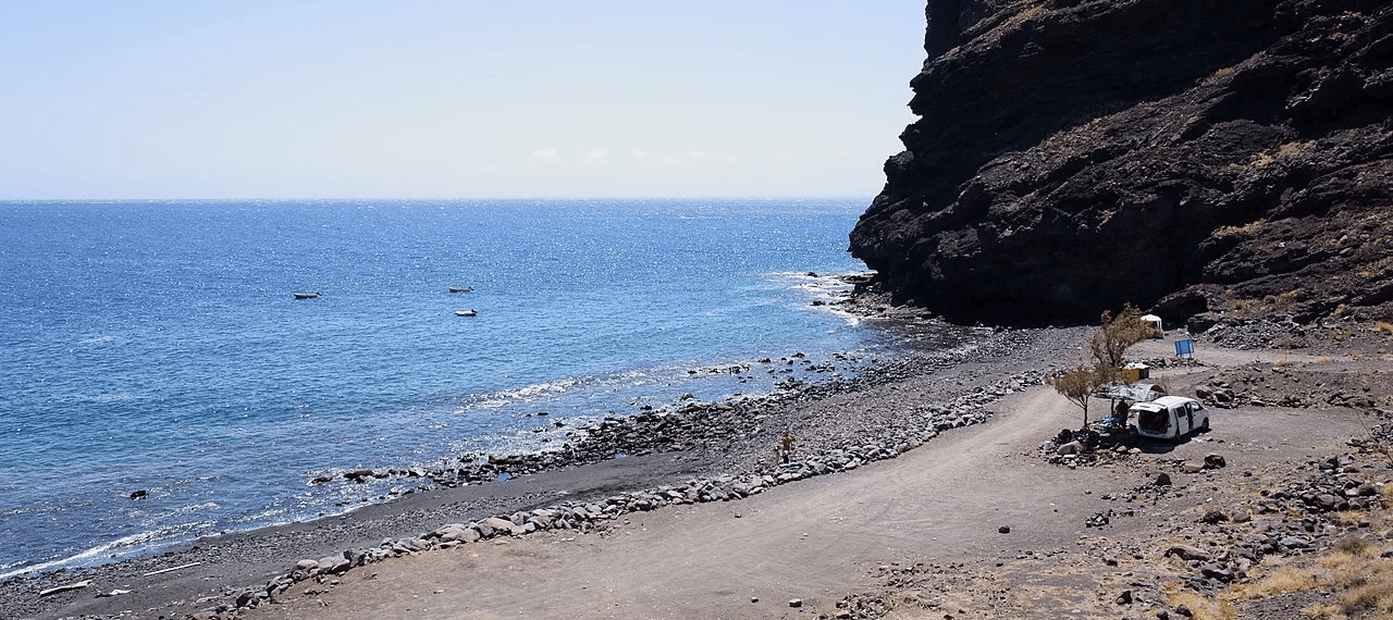 Imagen destacada del artículo: Playa de Tasartico: Donde el Océano Abraza las Montañas Volcánicas