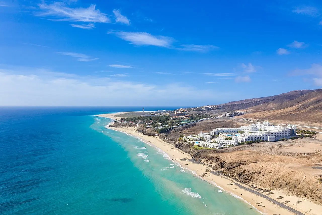 Imagen destacada del artículo: Fuerteventura: Secretos de la Isla Eterna entre Dunas y Volcanes