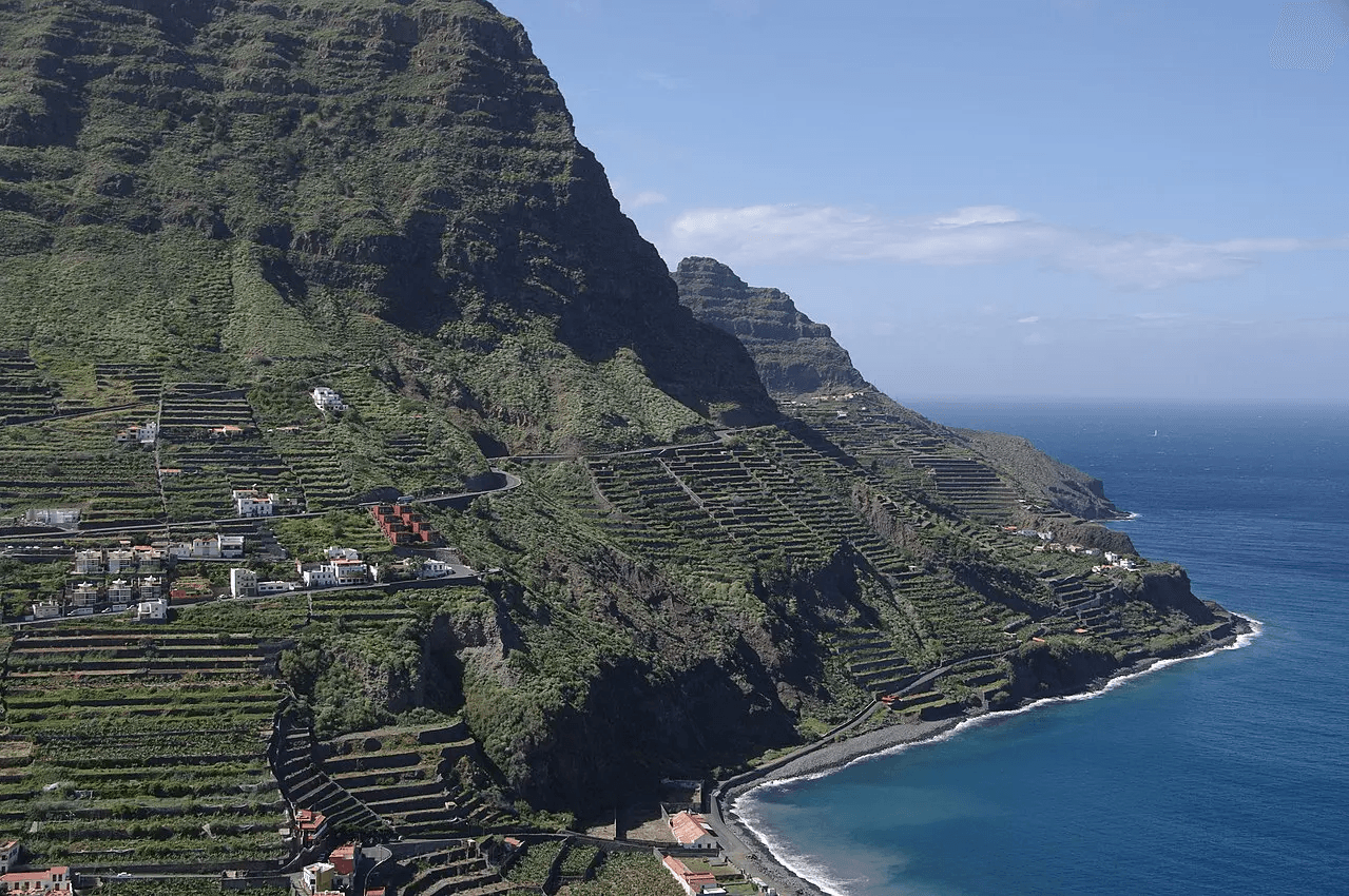 Imagen destacada del artículo: Qué ver en Hermigua: Descubriendo el Valle Esmeralda con el Clima Más Agradable del Planeta