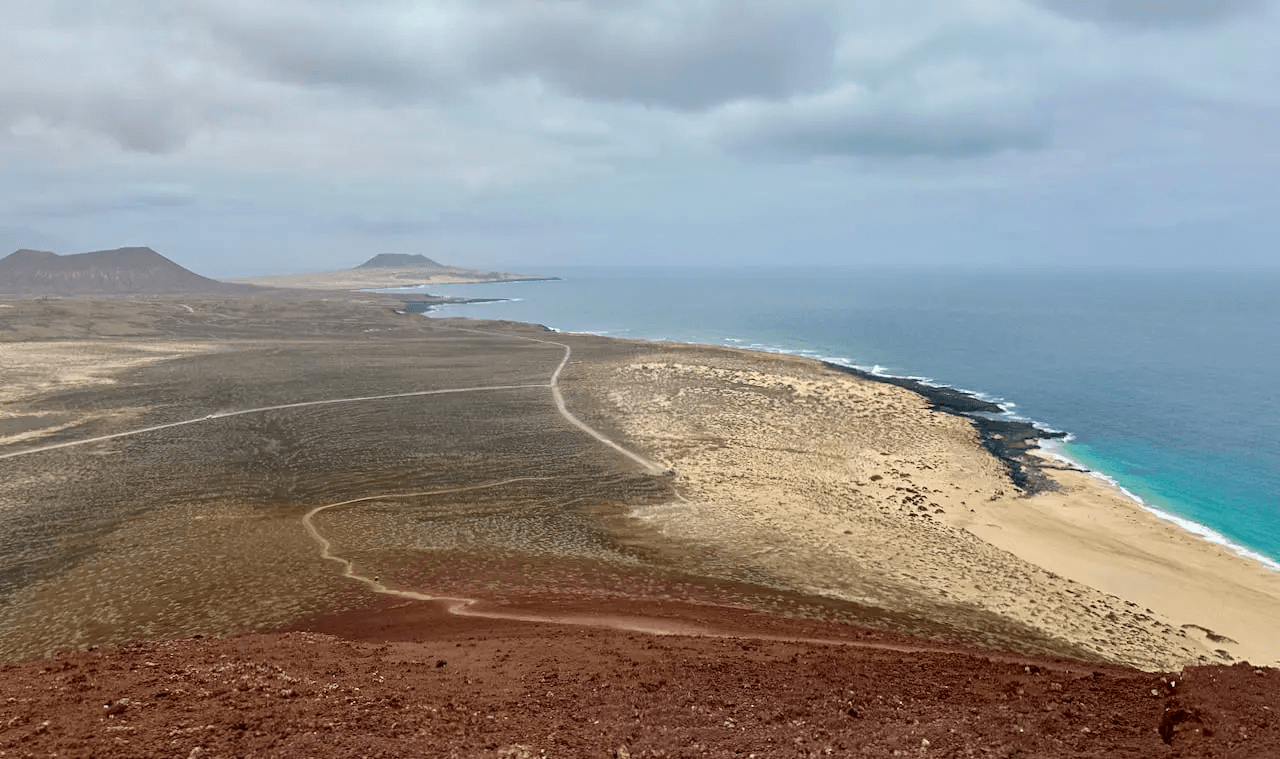 Imagen destacada del artículo: Rutas Senderismo y Bici La Graciosa: Mapas, Distancias y Playas