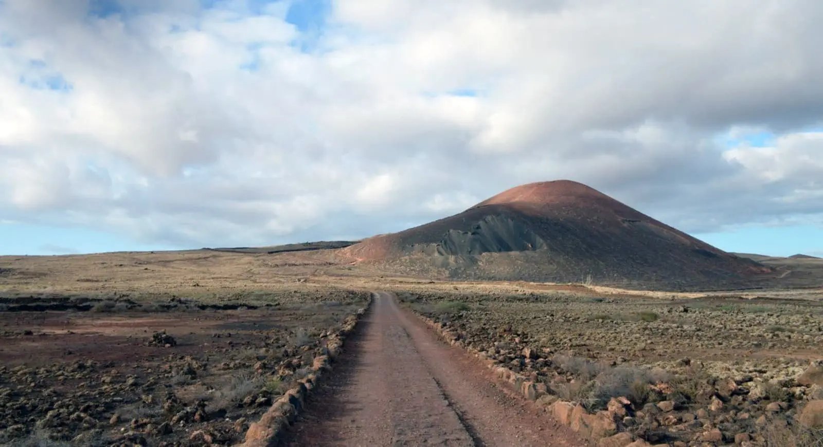 Imagen destacada del artículo: Descubre las Mejores Rutas y Senderos de Fuerteventura: Una Aventura para Todos