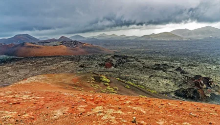 Imagen destacada para el artículo: 10 Rutas de Senderismo en Lanzarote Imprescindibles: Volcanes, Acantilados y Paisajes Lunares