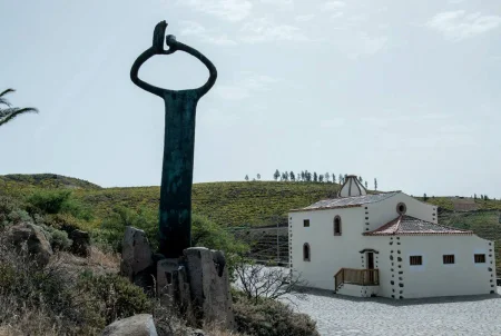Imagen destacada para el artículo: Silbo Gomero: El Eco Ancestral que Desafía al Tiempo y la Distancia